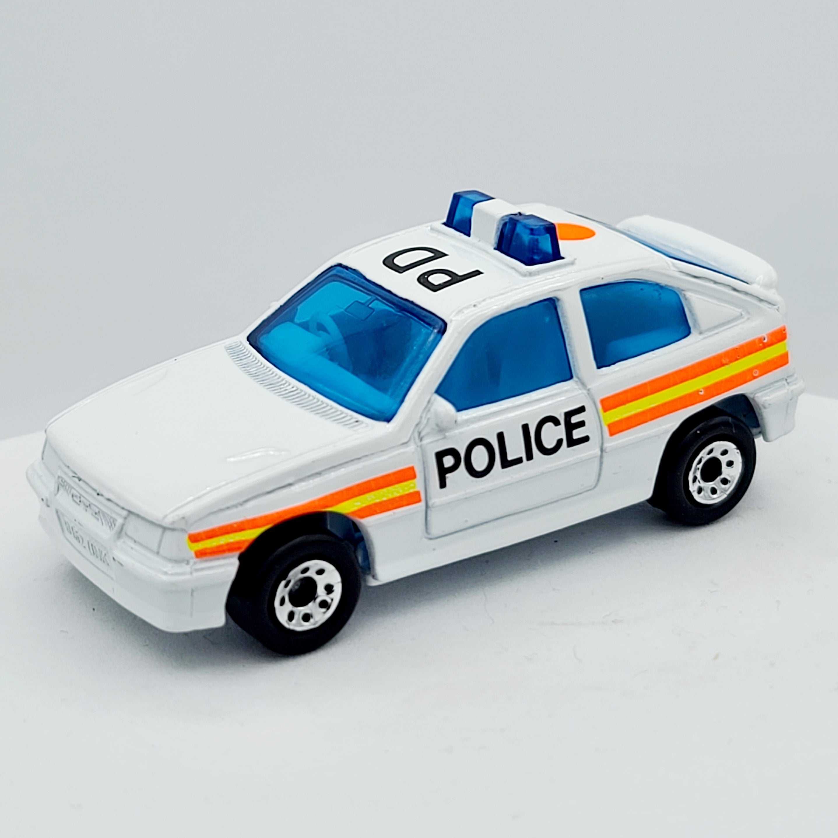 Matchbox Vauxhall Astra / Opel Kadett Police - orange dot variant (1992 - 1996 MBX International 1-75 ROW)